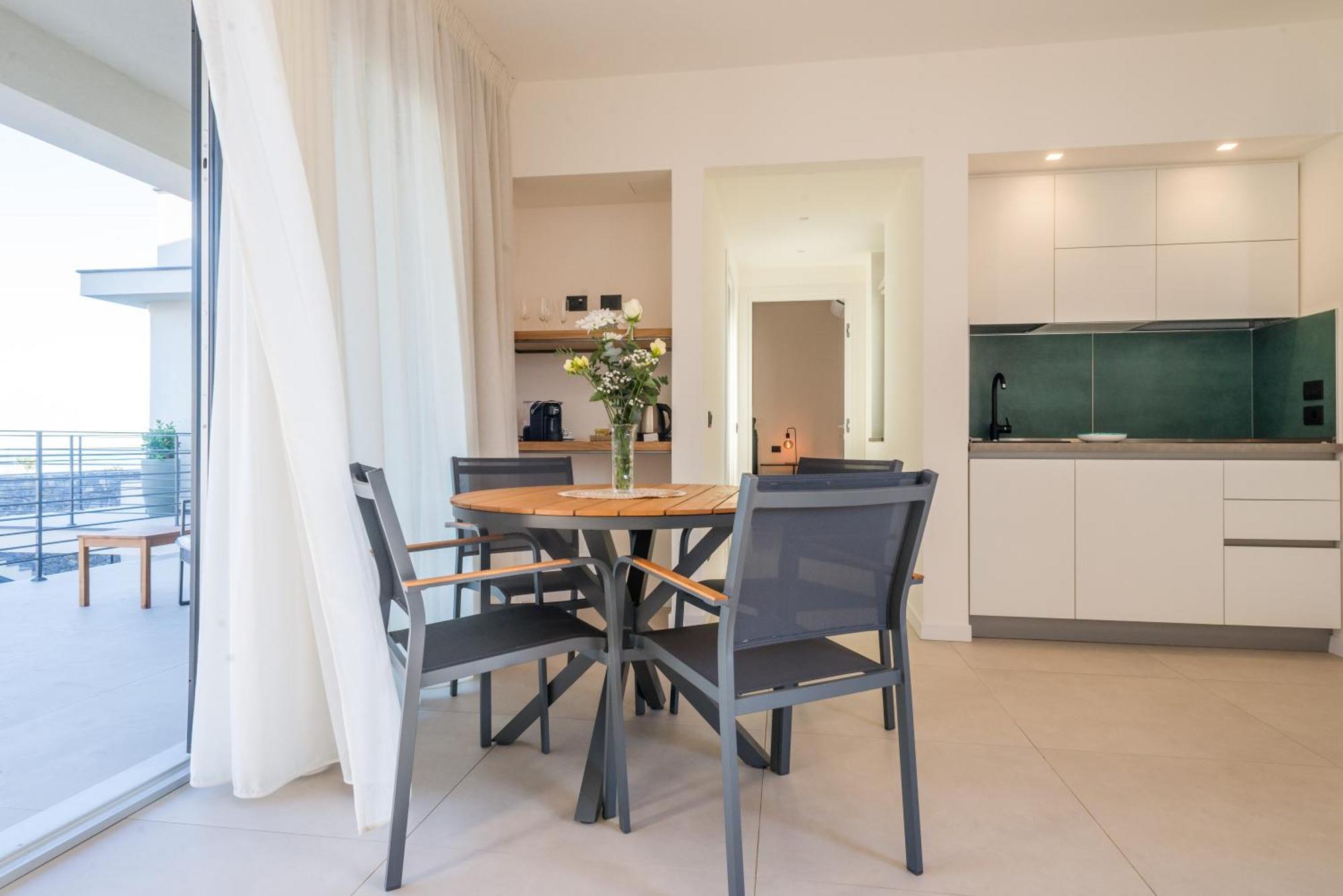 Paolimura , & Apartment *